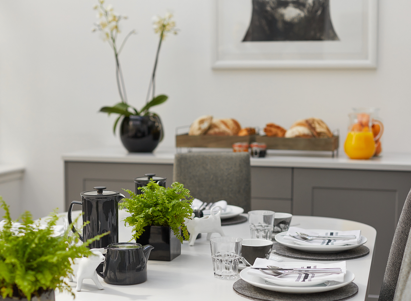Dining table set at 94DR